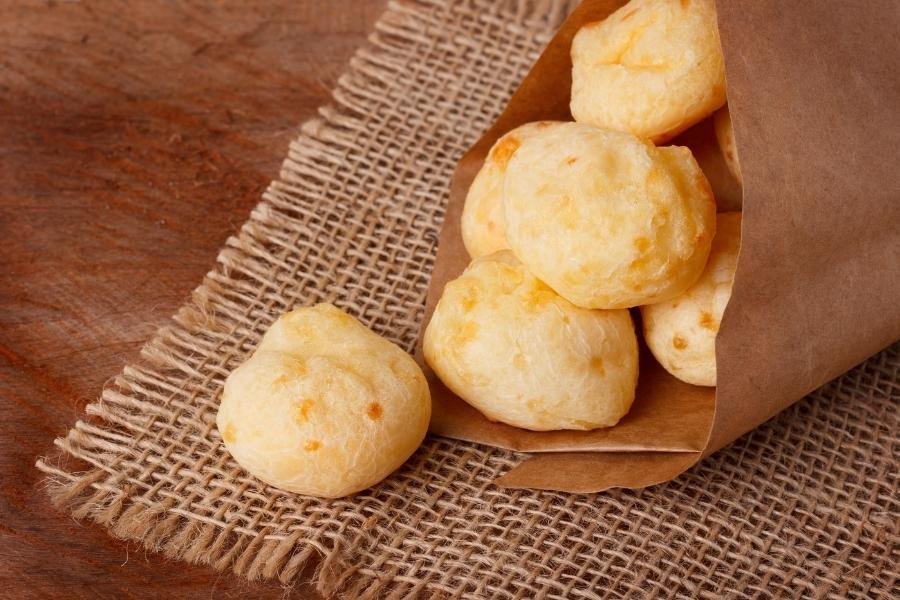 Como assar pão de queijo congelado no forno elétrico