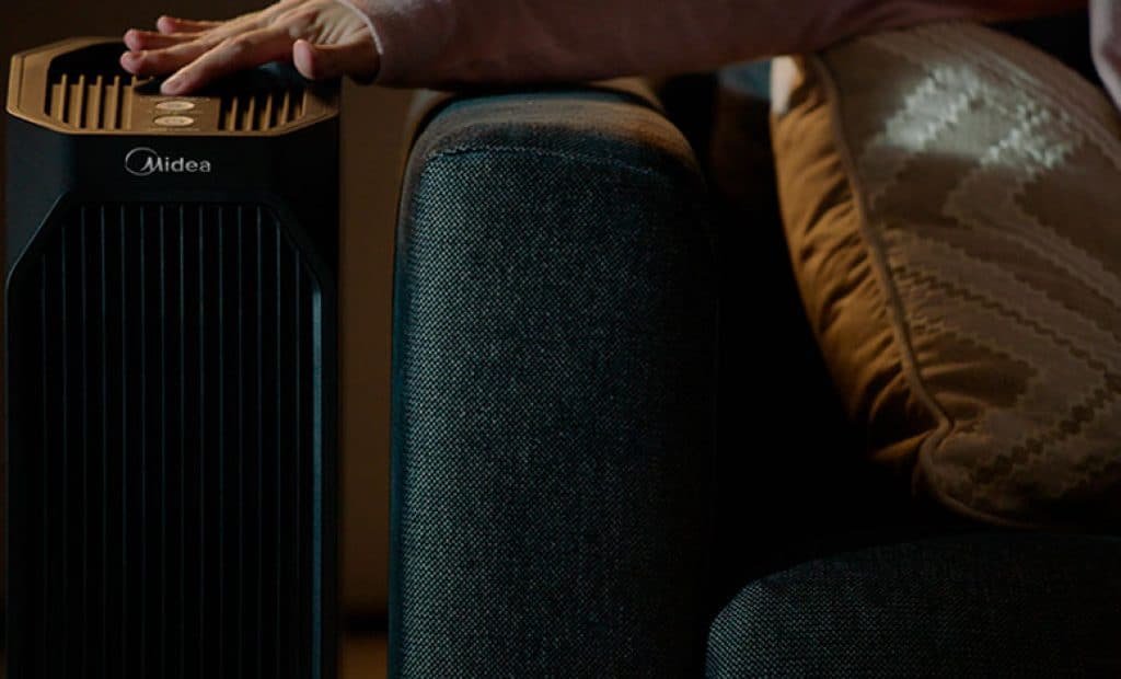 Mão acionando o melhor purificador de ar Midea